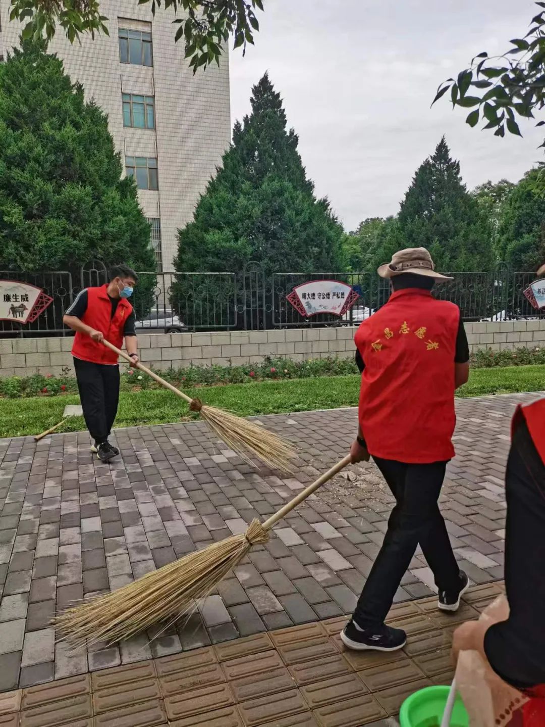 卫生清洁齐协力 助力创城我先行—金昌市检察院组织开展“逢六”志愿服务活动