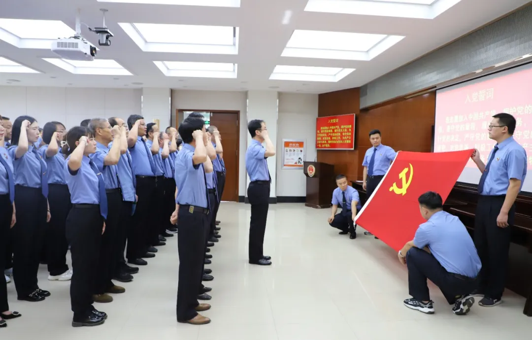 金昌市检察院组织干警集中收看庆祝中国共产党成立100周年大会盛况 重温入党誓词 坚定初心使命