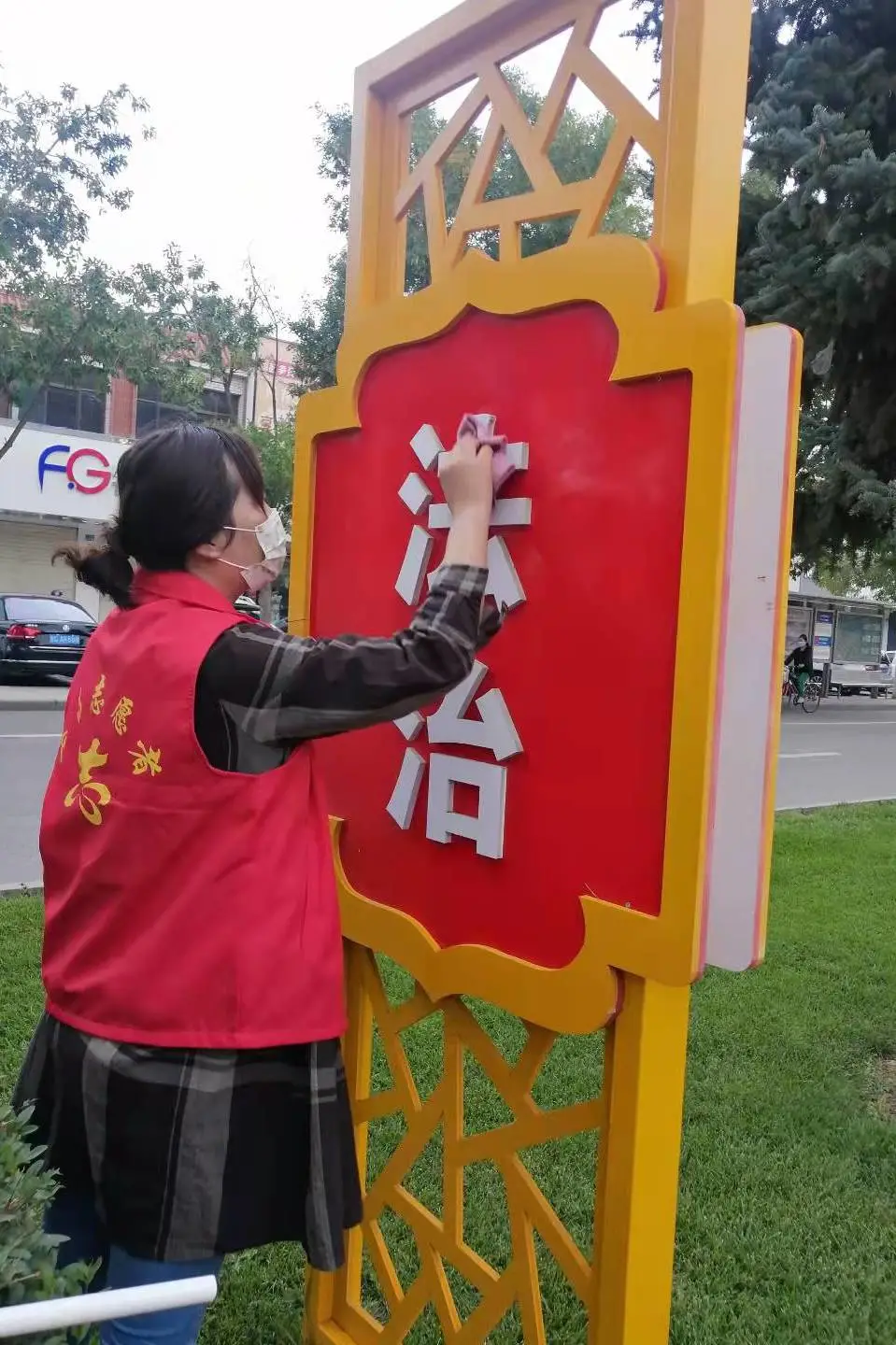 创建连着你我他 众手浇开文明花——金昌市检察院开展第三周“包街包帮”志愿服务活动