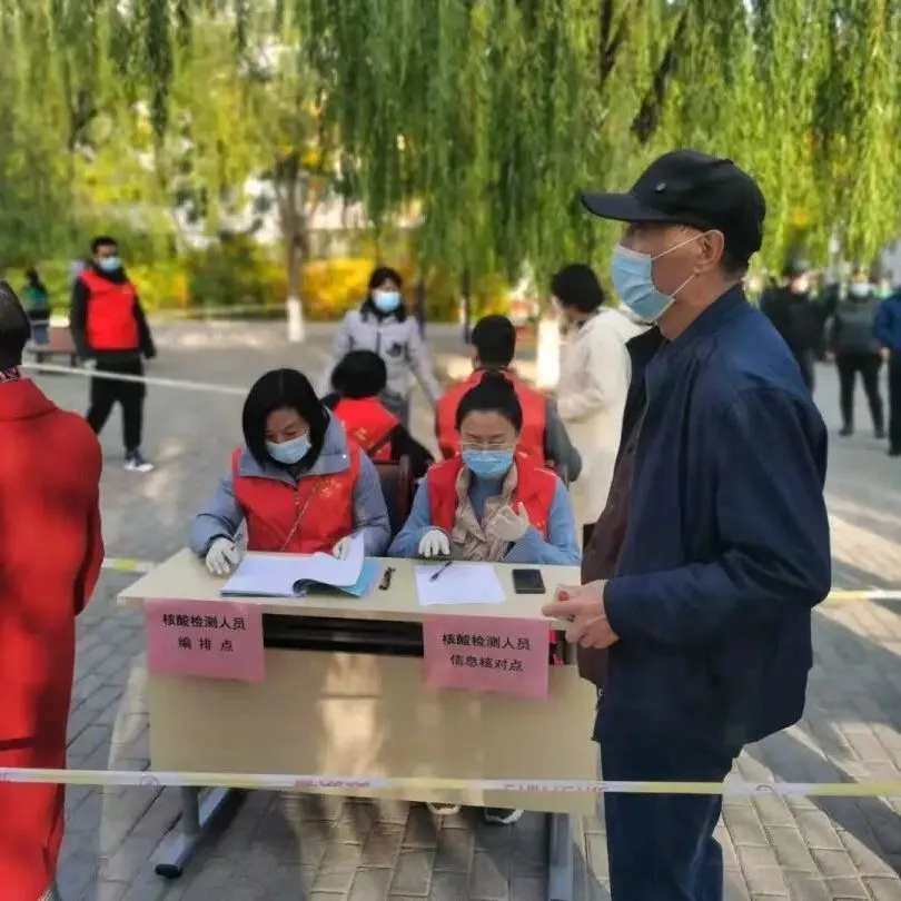 张建明深入抗疫一线调研指导 看望参与社区疫情防控志愿服务的检察干警