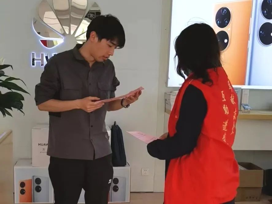 金昌市检察院“红马甲”上街入户 积极开展文明典范城市宣传