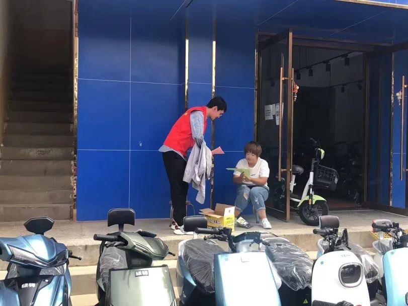 金昌市检察院“红马甲”上街入户 积极开展文明典范城市宣传