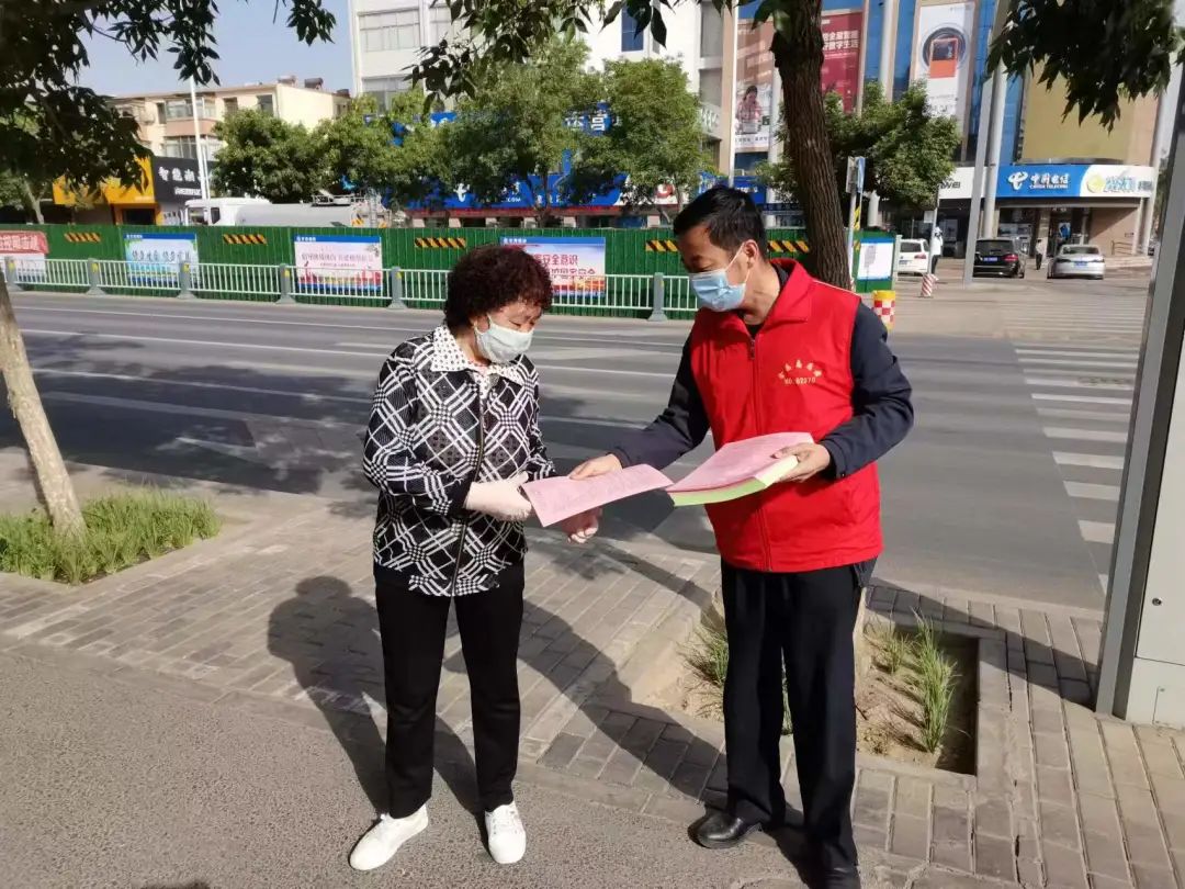 金昌市检察院“红马甲”上街入户 积极开展文明典范城市宣传