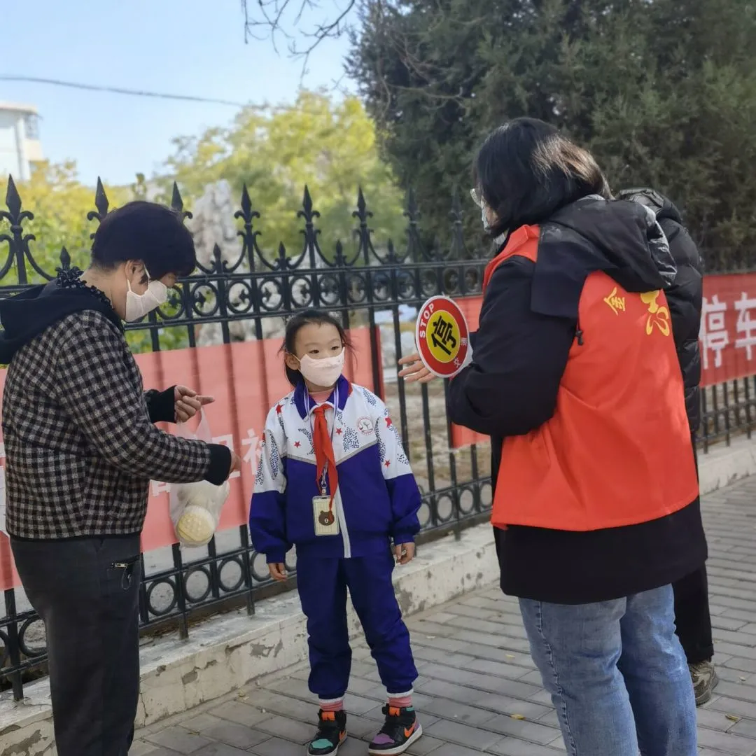 张建明深入抗疫一线调研指导 看望参与社区疫情防控志愿服务的检察干警
