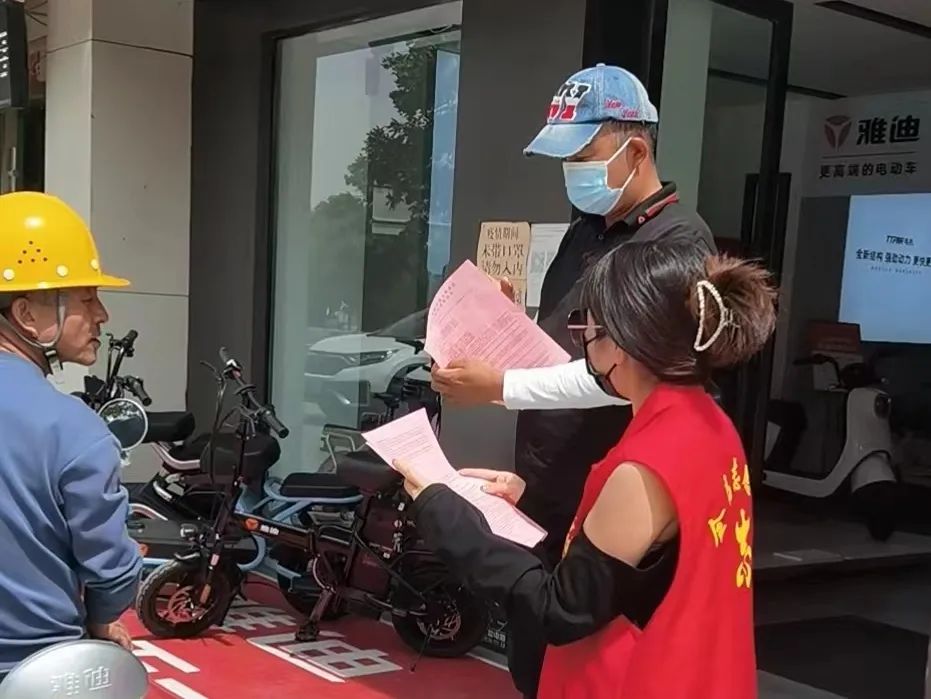 金昌市检察院“红马甲”上街入户 积极开展文明典范城市宣传