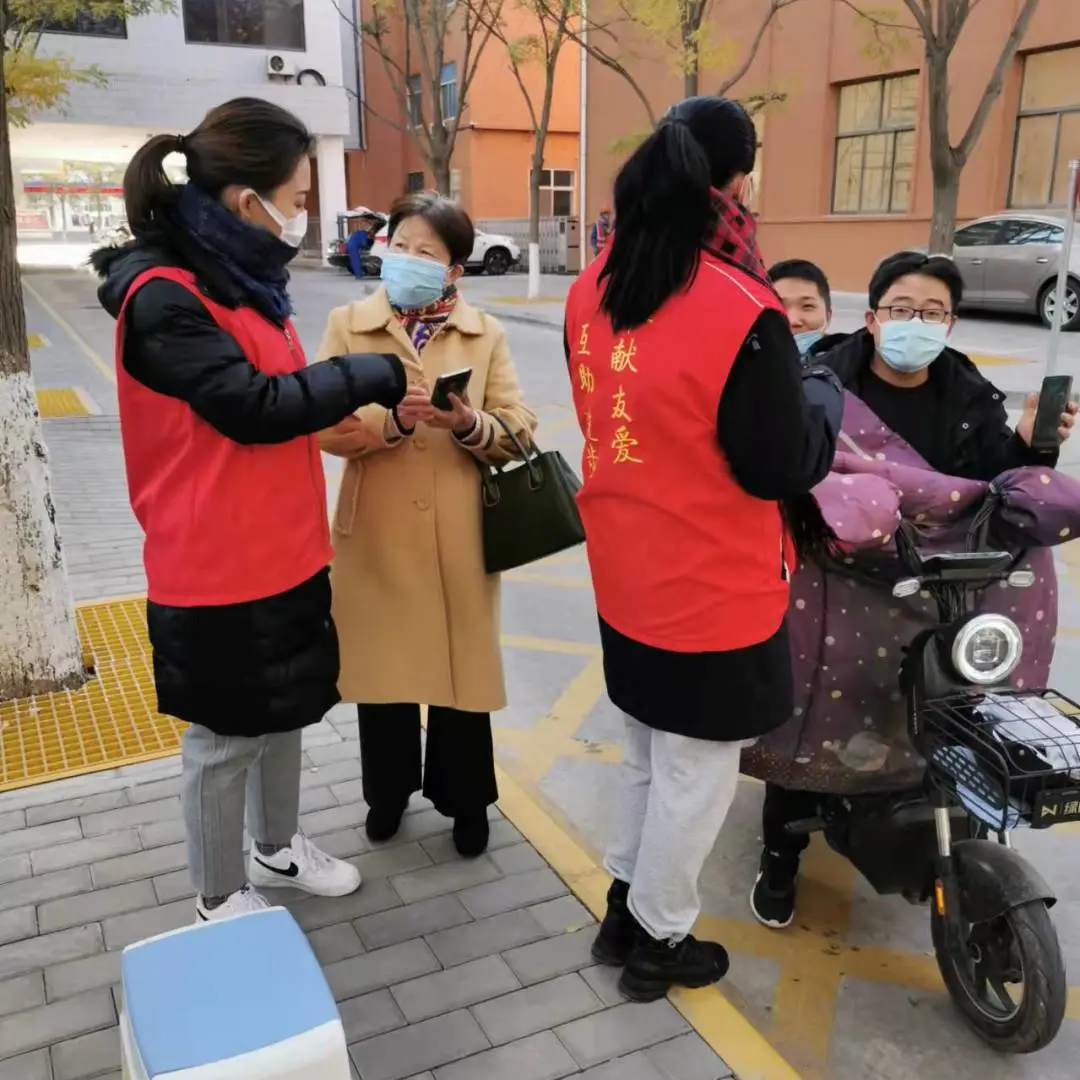 张建明深入抗疫一线调研指导 看望参与社区疫情防控志愿服务的检察干警