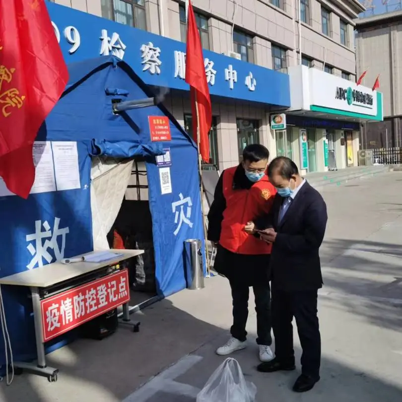 张建明深入抗疫一线调研指导 看望参与社区疫情防控志愿服务的检察干警