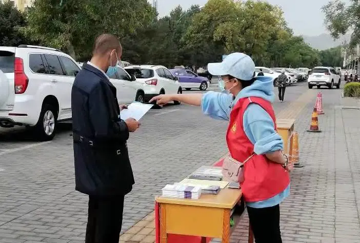 创建连着你我他 众手浇开文明花——金昌市检察院开展第三周“包街包帮”志愿服务活动
