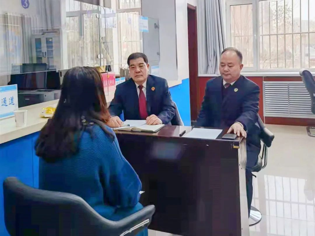 【工作动态】双检察官一线接访 真情倾听群众诉求